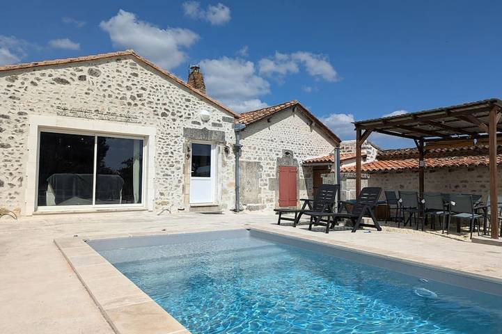 Gîte pour 8 personnes, avec jardin à Magnac-Lavalette-Villars