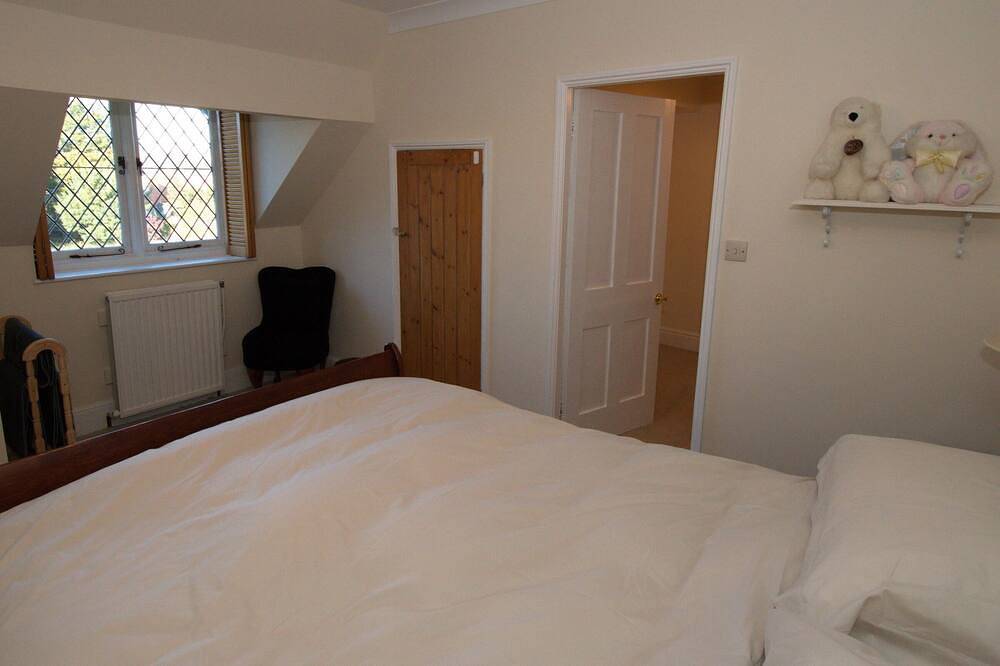 Entire apartment, 2nd floor modern flat in large Edwardian house ten minutes’ walk from railway in Bury St Edmunds, Suffolk
