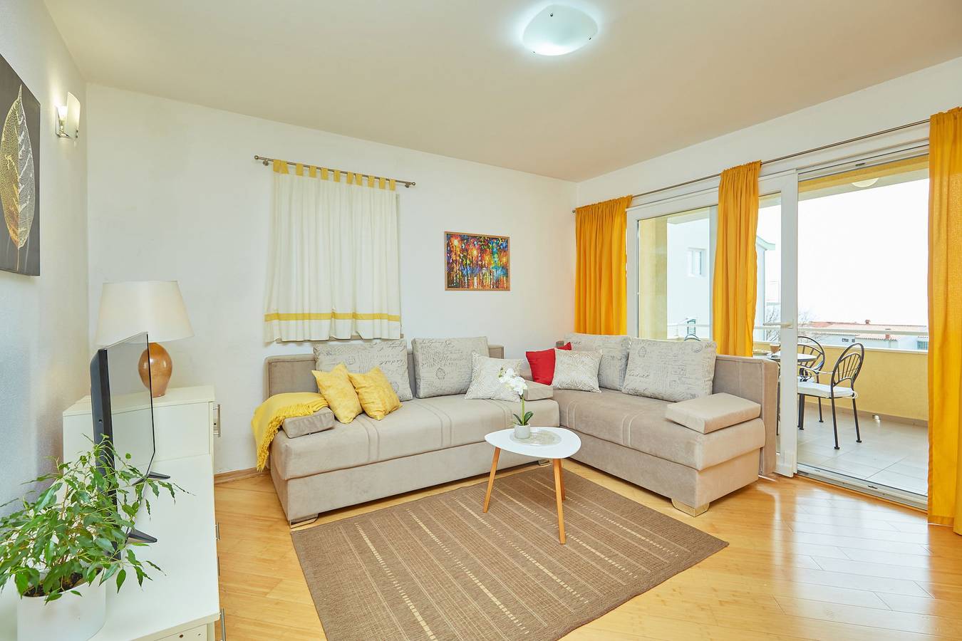 Hel lägenhet, Apartments Zelic Tucepi  Yellow Apartment in Tučepi, Makarskas riviera