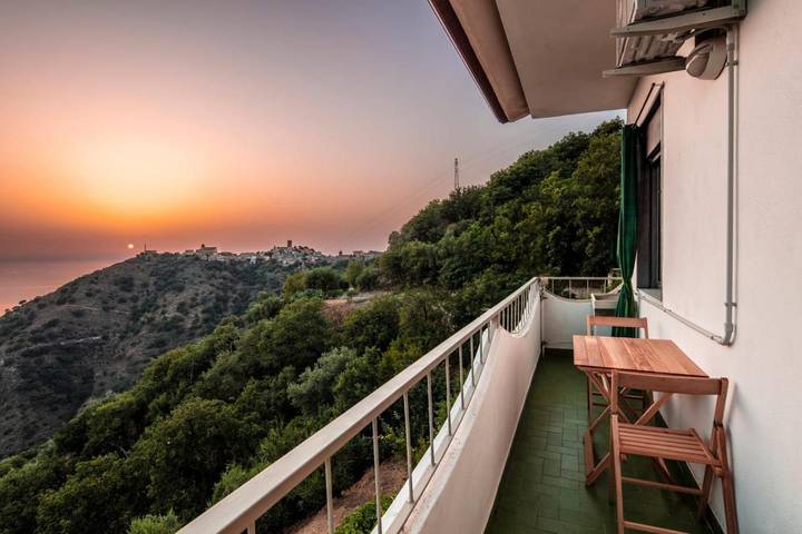 Maison de vacances pour 4 personnes, avec Balcon ainsi que Terrasse et Jardin à Piraino