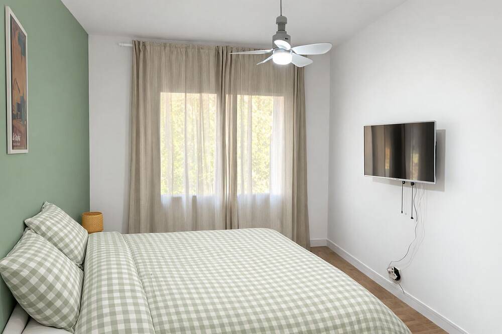 Entire apartment, Renovated 3-bedroom apartment - 8 people - Air conditioning - La Garde Center - Beaches 10 min in La Garde, Mediterranean Coast (France)