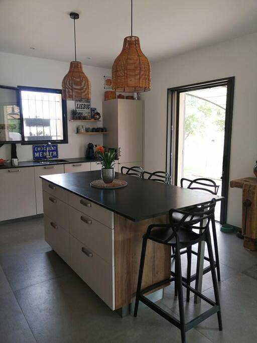Location de vacances pour 6 personnes, avec Terrasse et Jardin ainsi que Piscine et Vue à Cucuron - 3