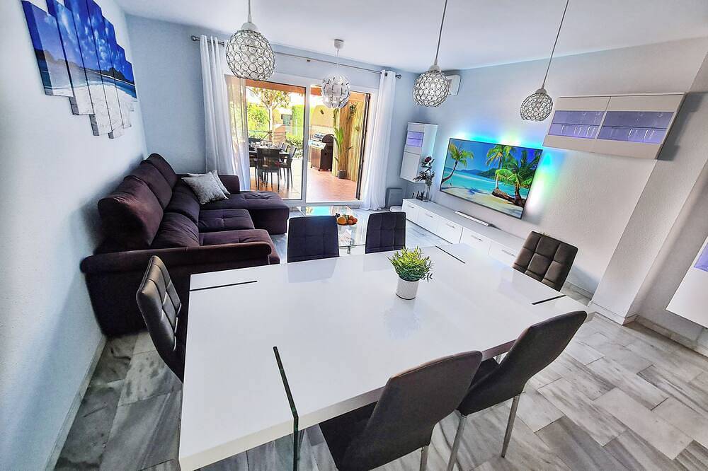 Casa Virgo - Luxury 5-bedroom house with hot tub+pool, only 5min walk to beach in Montemar Torremolinos, Torremolinos