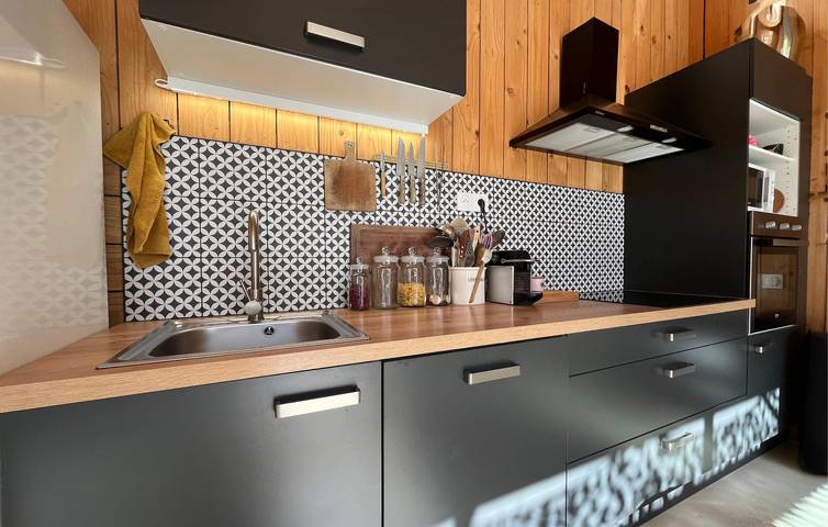 Appartement moderne avec WiFi, AC, Parking et Terrasse à 2km d'Aurons in Salon-de-Provence, Région d'Aix-en-Provence