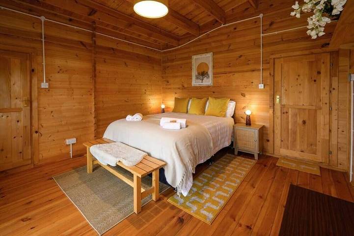 #67 Private Hot Tub Reindeer Lodge retreat in Staffordshire