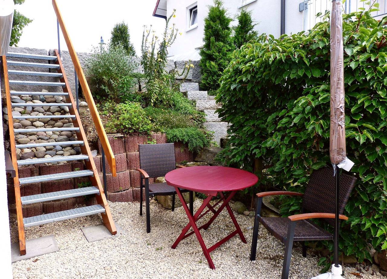 Ganze Ferienwohnung, Ferien-Apartment Ott-Wegmann - 1-Raum--Apartment mit Terrasse und Sitzplatz in Öhningen, Untersee