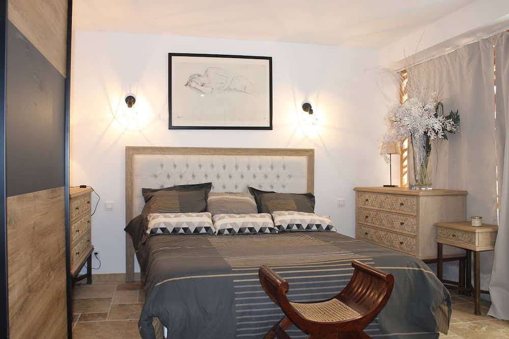 Entire apartment, Quiet apartment with swimming pool in Pertuis, Parc naturel régional du Luberon