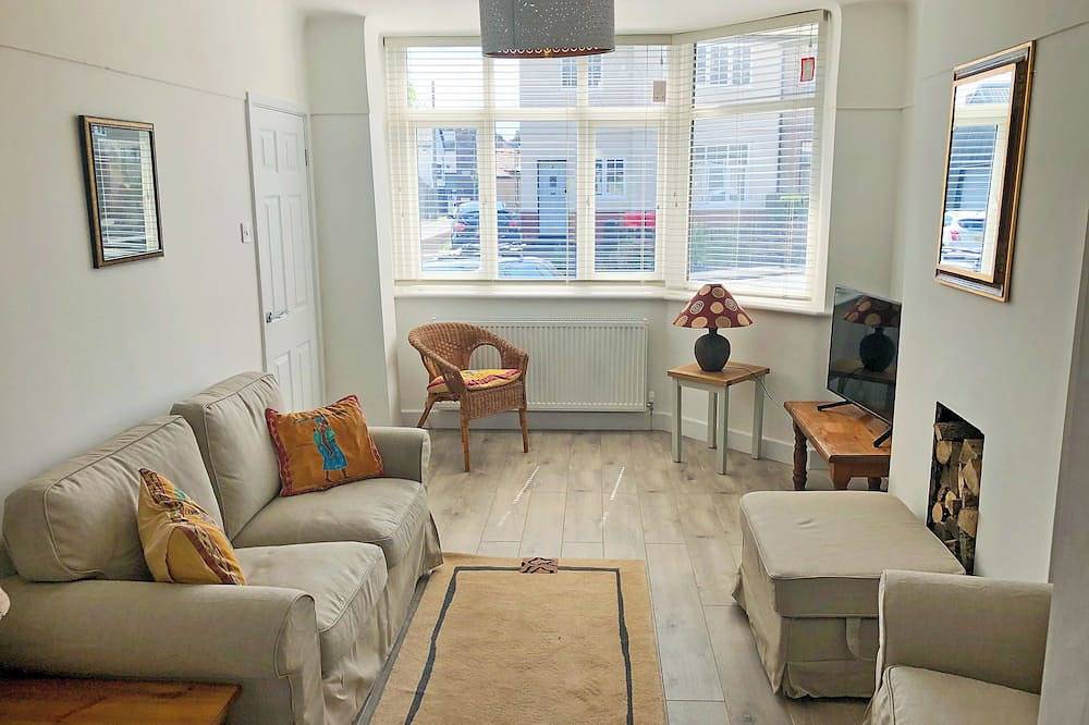 2 bedroom accommodation in Heswall, near Liverpool in Merseyside