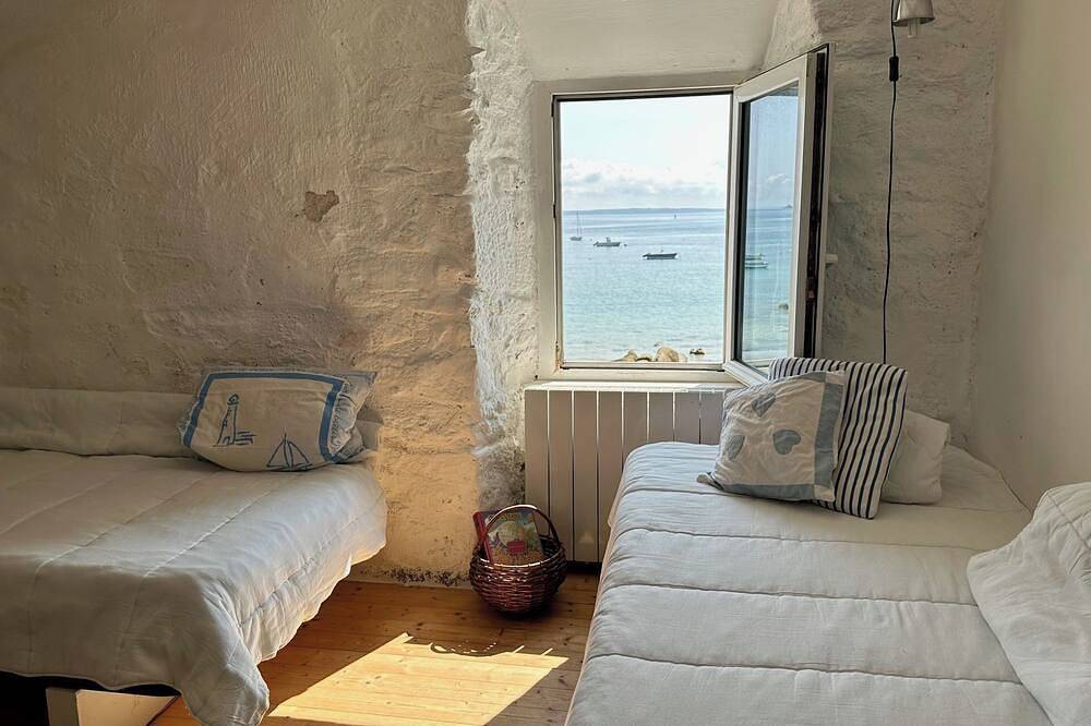 Maison sur l'île de sein, les pieds dans l'eau, pouvant accueillir 12 personnes in Île de Sein, Iroise