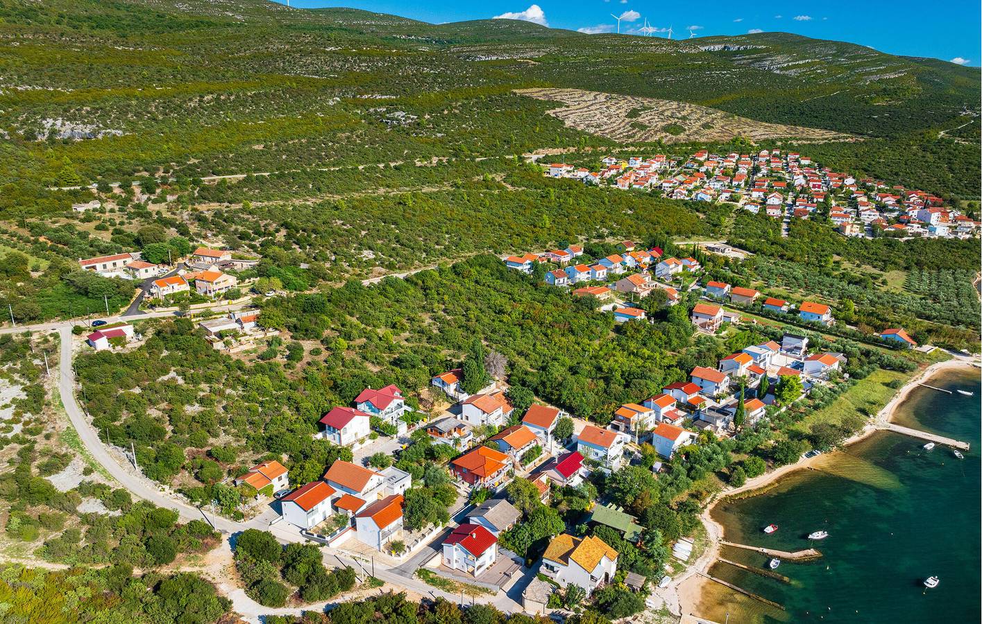 Gemütliche 70 m² große Ferienwohnung mit Meerblick, Terrasse, WLAN und Küche – 2 km bis zur Küste in Donji Karin, Zadar