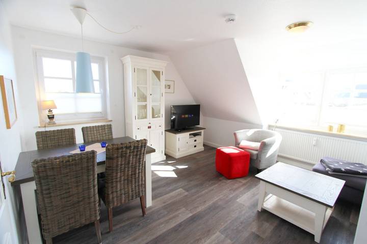 Ganze Wohnung, Moderne und helle Ober- und Dachgeschoss-Wohnung in Top-Lage in Wenningstedt in Nordfriesische Inseln (Schleswig-Holstein) (Schleswig-Holstein), Wenningstedt