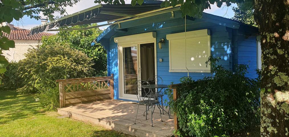 Chalet '2 Pers Jarnac' avec terrasse privée, jardin privé et climatisation in Jarnac, Charente