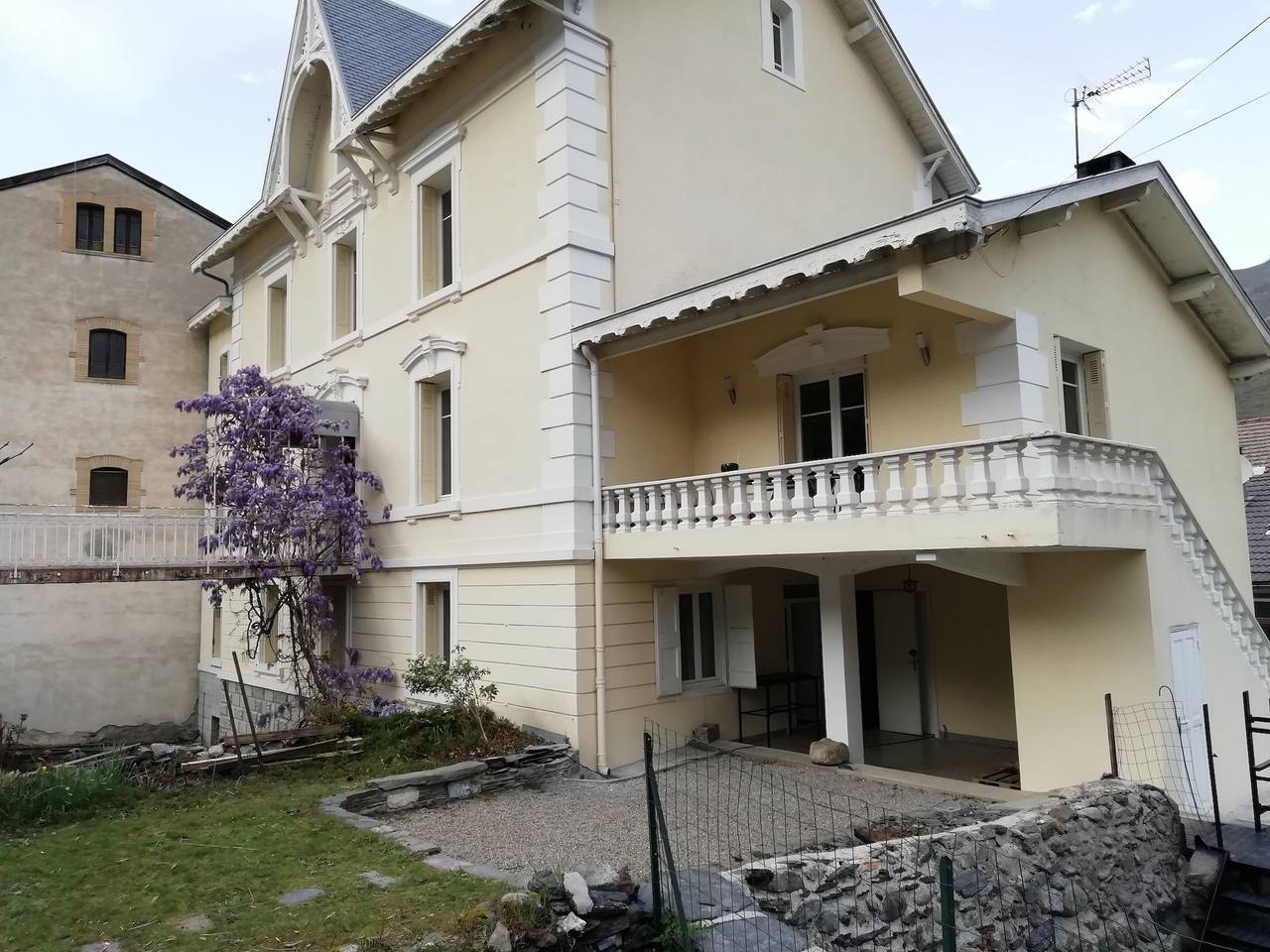 Ολόκληρο το διαμέρισμα, Apartment 'Pyrénées-Ariégeoises' with Mountain View, Shared Garden and Wi-Fi in Luzenac, French Pyrenees