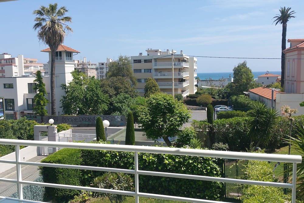 Entire apartment, Apartment 3 rooms Modern Swimming pool Parking 300 m Beach Golfe Juan in Vallauris, Cannes region