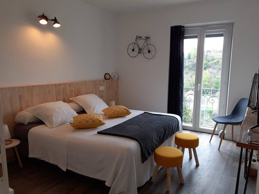 Chambres d'hôtes Chez Stéphanie et Jérôme - Chambre jaune in Laguépie, Tarn-et-Garonne