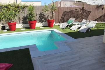 Location de vacances pour 8 personnes, avec piscine ainsi que jardin et balcon à Lavérune