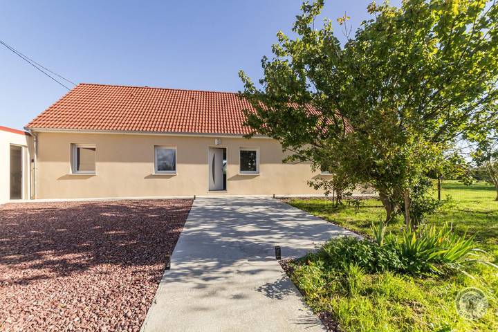 Gîte pour 6 personnes, avec terrasse et jardin à Vesly