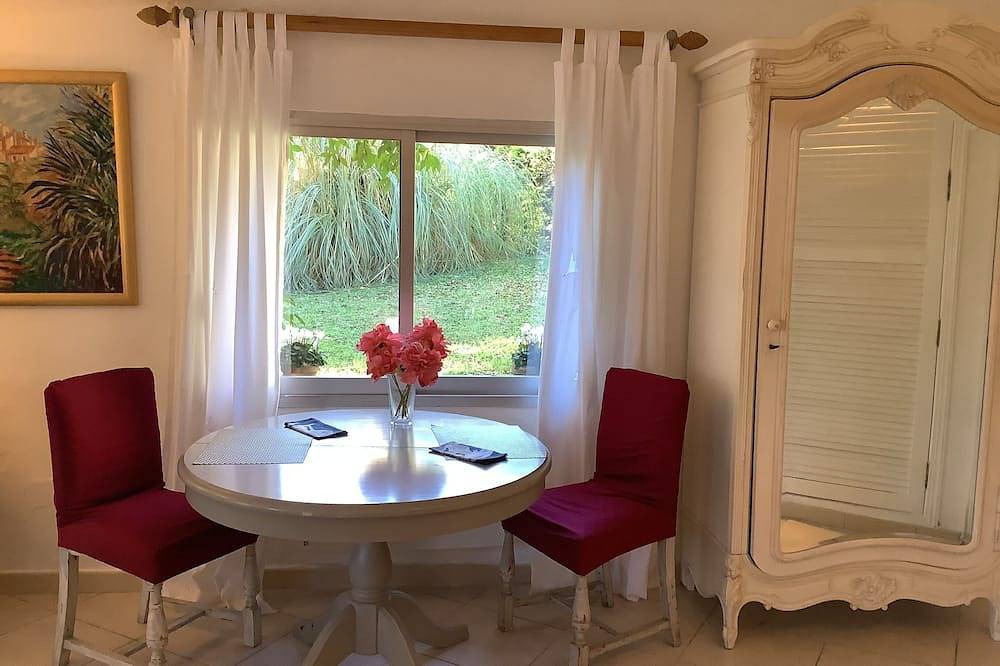 Sunny studio Cottage in private mature garden with pool, secure parking, in Vence, Mittelmeerküste (Frankreich)