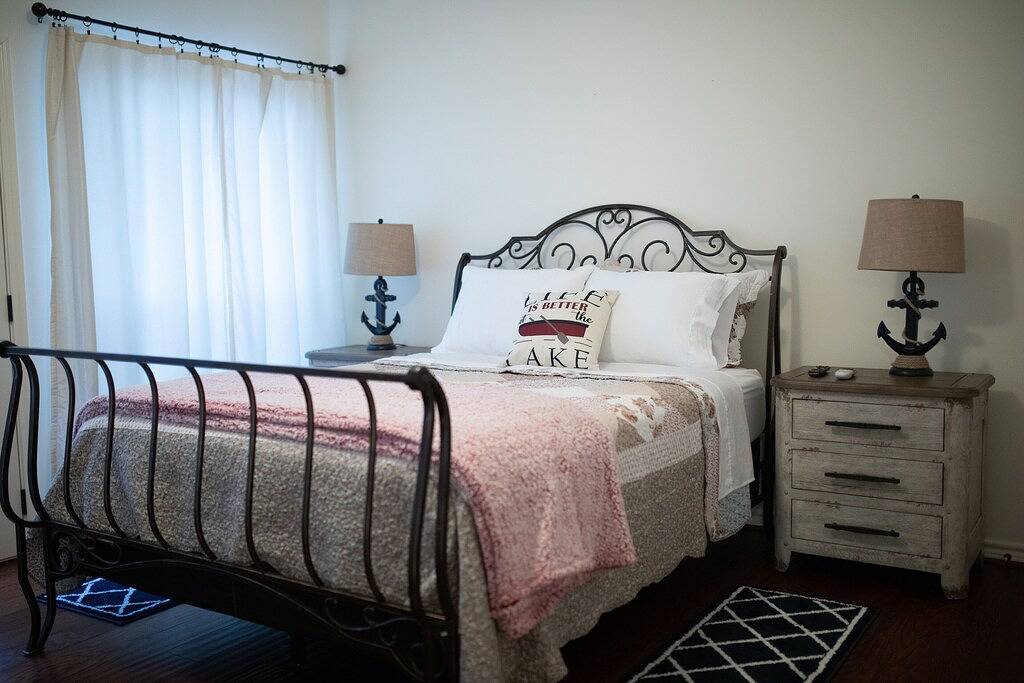 Huge waterfront lake house with spacious yard & amazing views! in Sam Rayburn Reservoir