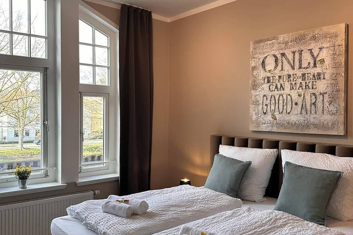 Ganze Wohnung, Uferresidenz - Stilvoller Altbau mit Balkon, Wasserblick & Platz für die Familie in Oldenburg, Niedersachsen