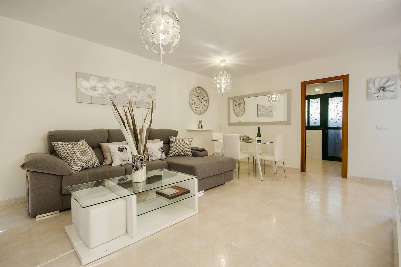 Elegante casa dúplex con patio privado y bañera de hidromasaje, Wi-Fi y vistas al mar in Playa Blanca, Yaiza