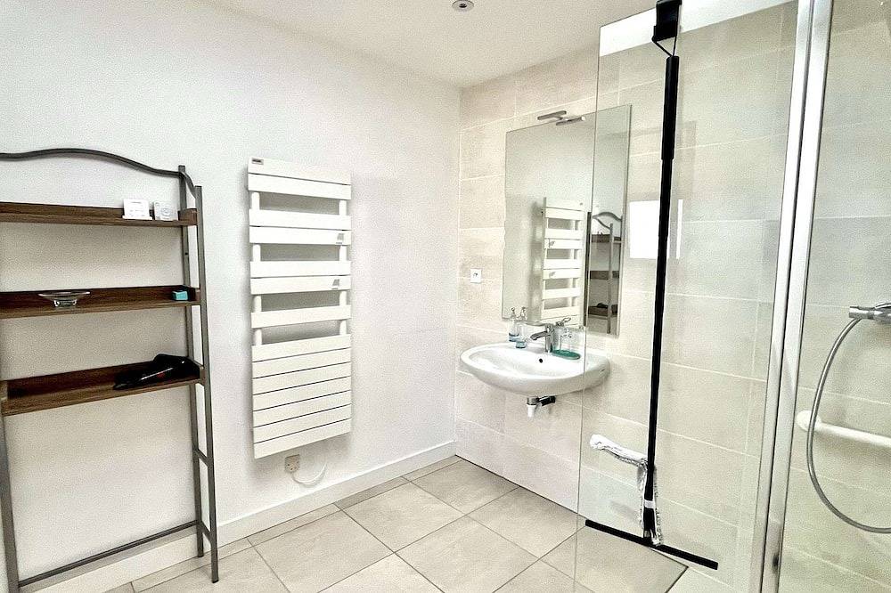 Atypical renovated T5 house for people with reduced mobility – Centre of Locmiquélic – in Locmiquélic, Côte des Mégalithes