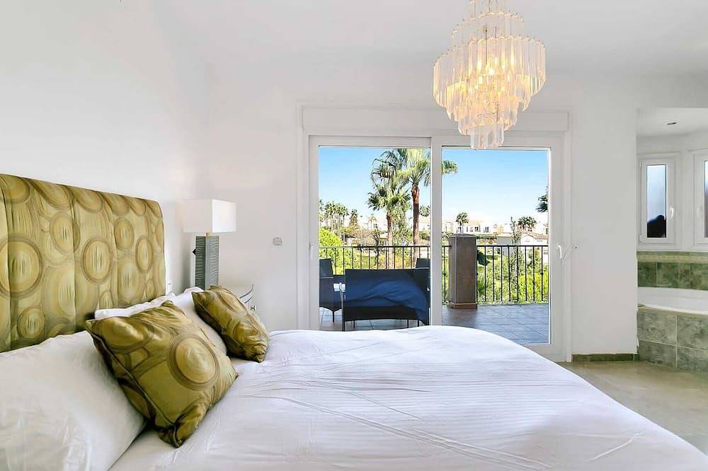 Feriehus for 10 personer med pool in Playa de La Alcaidesa, San Roque