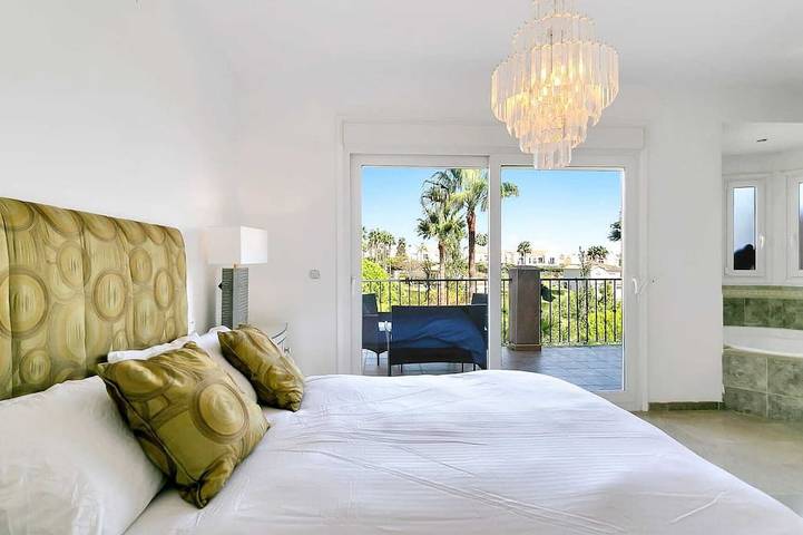 Villa Jacqueline luxurious , spacious peaceful haven near beach 🏖 and golf ⛳ in Playa de La Alcaidesa, La Línea de la Concepción
