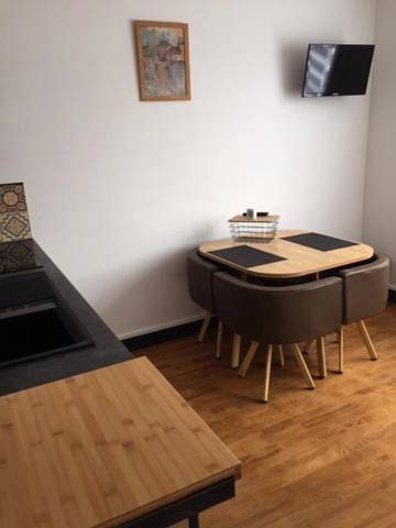 Appartement entier, One-Bedroom Apartment in Lisieux, Région de Lisieux