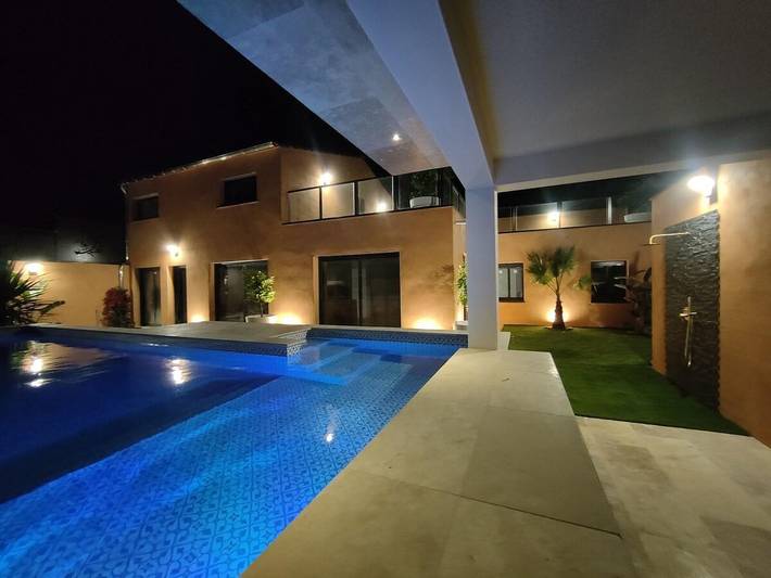 Gîte pour 10 personnes, avec jardin et piscine