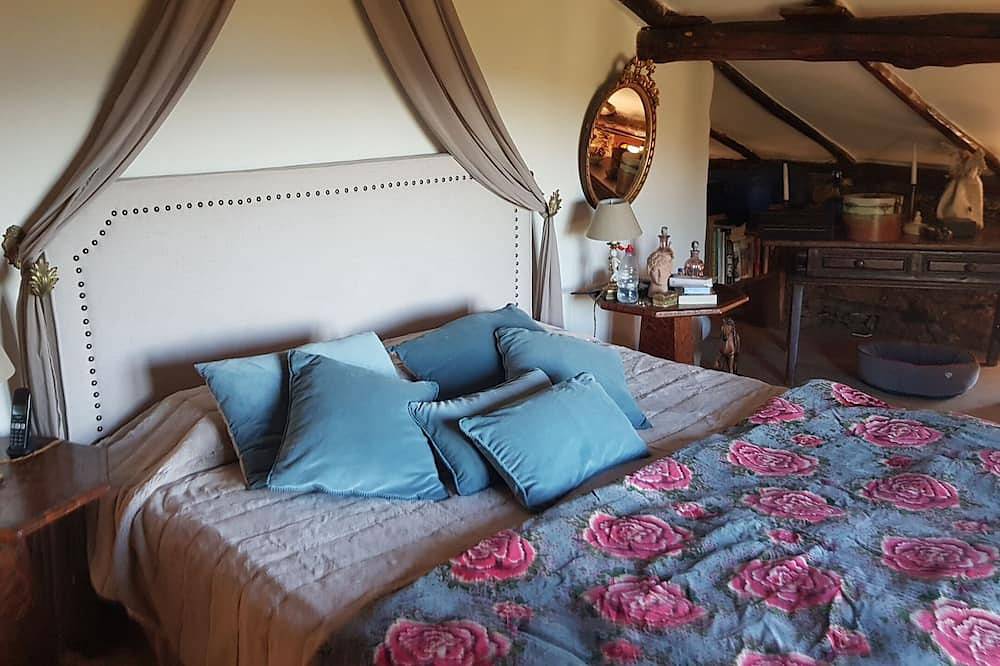 Charming house with sea view, swimming pool and 10 minutes walk from the beach. in Farinole, Calvi region