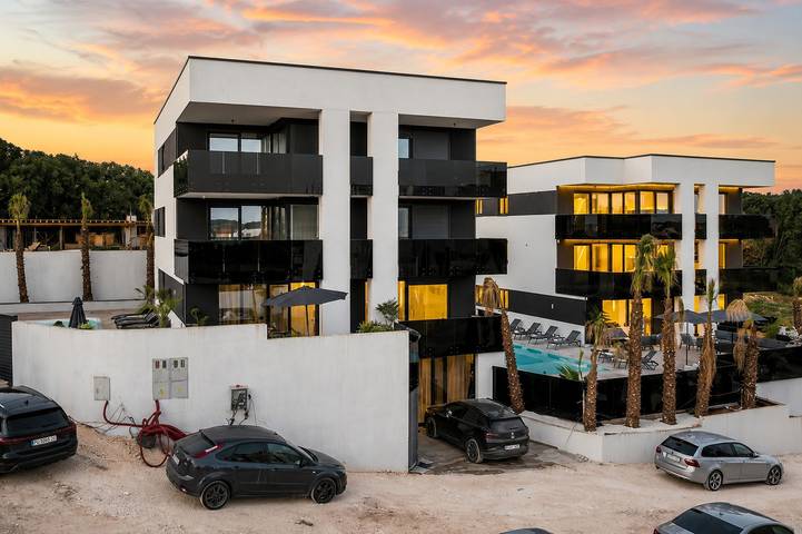 Villa pour 45 personnes, avec terrasse ainsi que piscine et jardin, animaux acceptés à Pomer - 2