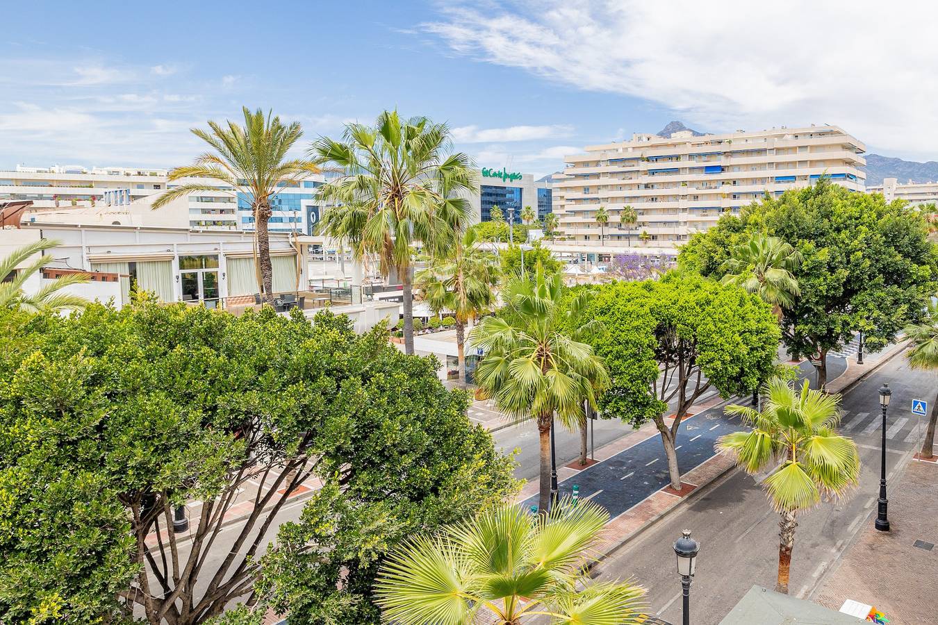 Entire apartment, "Great Spacious Banus Appartment" close to the Beach with Wi-Fi in Marbella West, Marbella