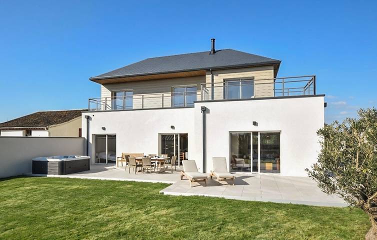 Location de vacances pour 8 personnes, avec jardin et terrasse à Créances