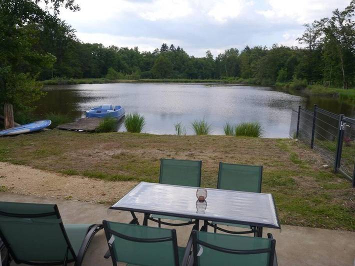 Gîte pour 4 personnes, avec terrasse et vue ainsi que jardin et vue sur le lac dans Éloie