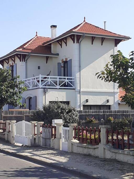 Villa voor 8 personen, with Balkon and Terras as well as Tuin and Zwembad in Mimizan