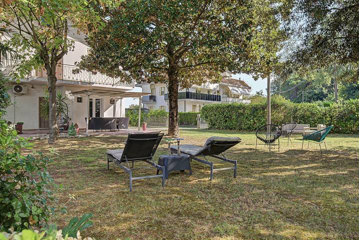 Holiday Home 'Residenza Magnolia - Ground Floor' with Private Garden, Wi-Fi & Air Conditioning in Lido di Jesolo, Jesolo-City