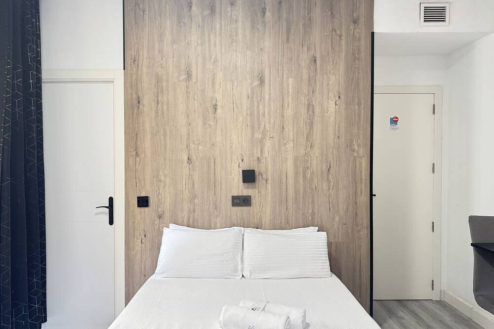 Sunny Double Room with Bathroom Gran Via | 032 in Centro (Madrid), Madrid