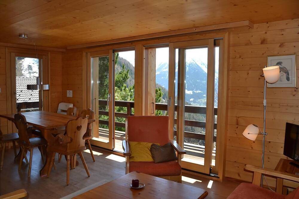 Aussen : Chalet nahe des Dorfzentrums, Terrasse und Balkon mit Gartenmöbeln, schöner Panoramablick, in Saint Luc, Anniviers