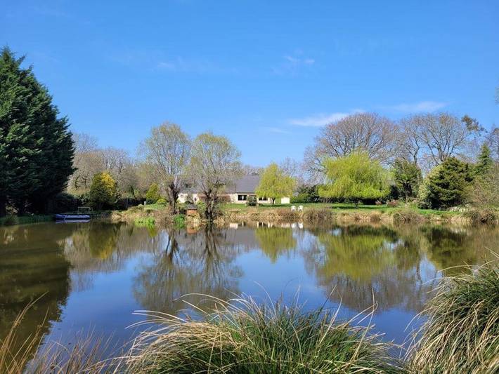 Chambre d’hôte pour 4 personnes, avec Terrasse et Jacuzzi ainsi que Jardin et Bassin pour enfant à Landévant