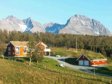 Ferienhaus für 10 Personen, mit Ausblick und Sauna sowie Garten in Lyngen