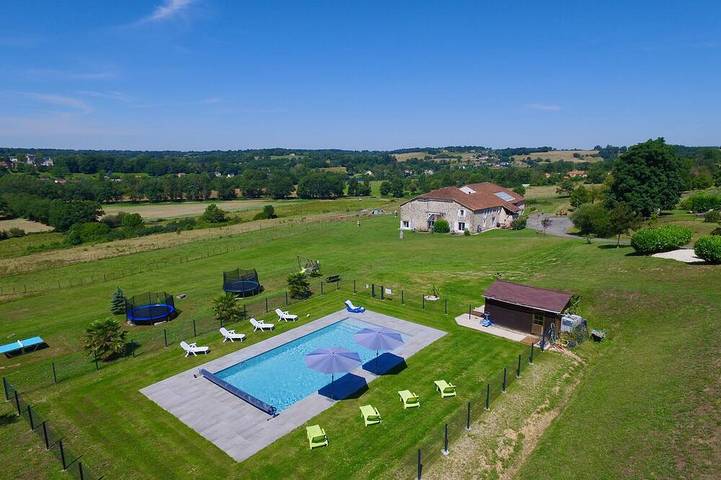 Gîte pour 40 personnes, avec Balcon ainsi que Jardin et Piscine à Availles-Limouzine