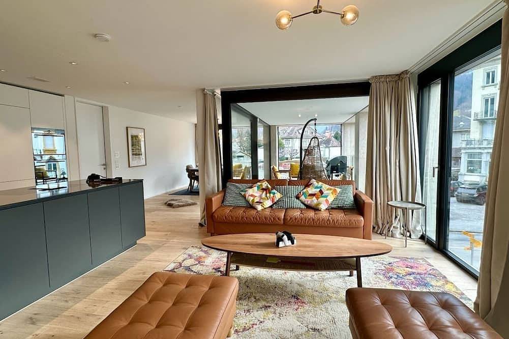 Entire apartment, Modern Jungfrau View Apartment with Bbq and Ac at Interlaken West Station in Interlaken, Lake Thun