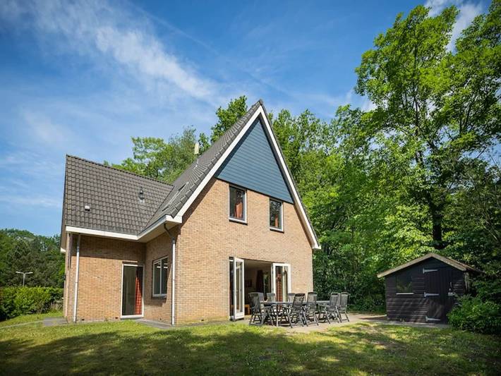Bungalow voor 10 personen, with tuin and sauna as well as terras in Gelderland