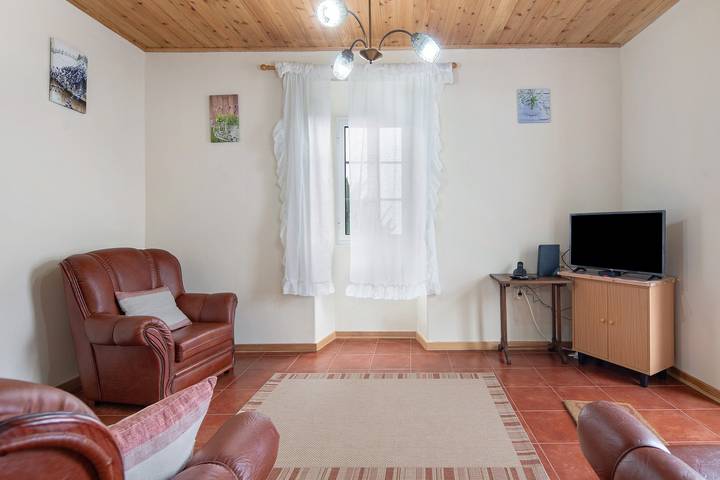 Villa 'A Casa D'Amália' with Mountain View, Private Terrace and Wi-Fi in São Miguel Island, Ginetes
