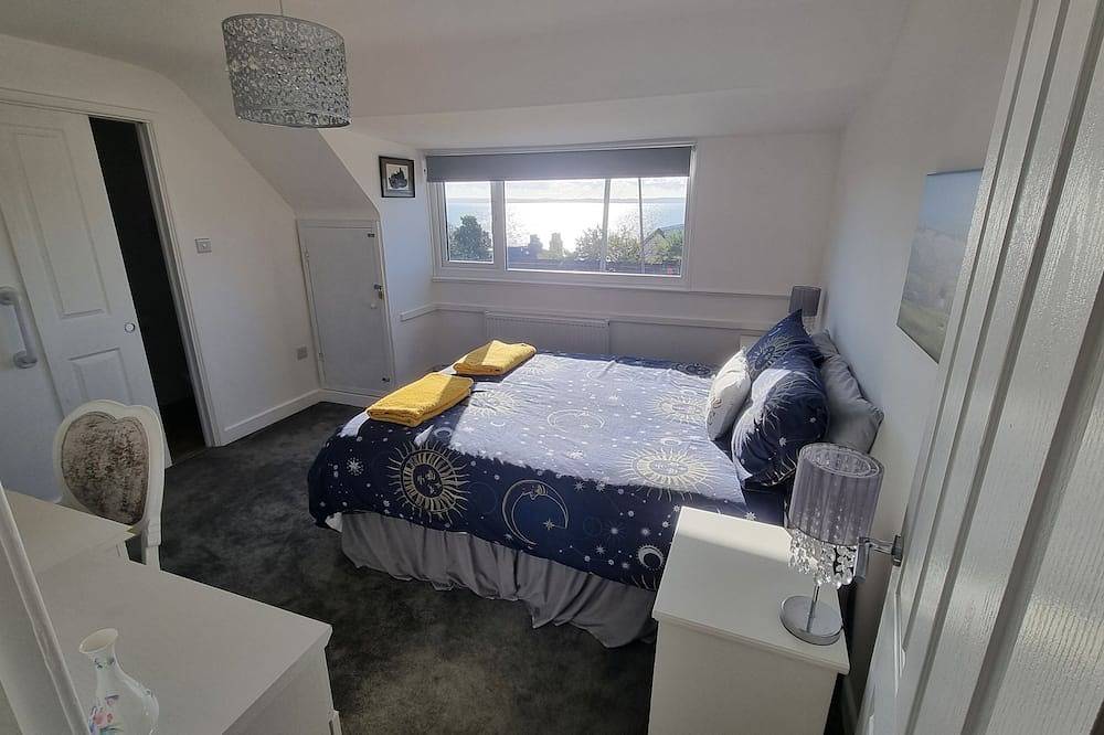 Hill Head Beach-side Cottage with Hot Tub, Large Garden and Sea Views 5bed in Fareham, Hampshire