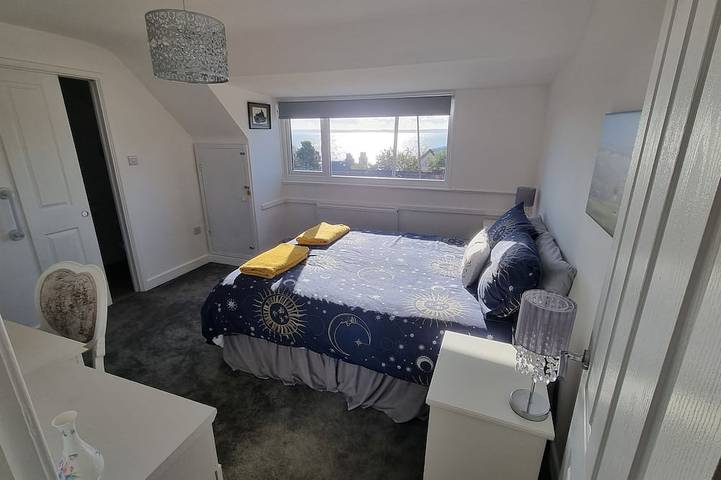 Hill Head Beach-side Cottage with Hot Tub, Large Garden and Sea Views 5bed in Fareham, Hampshire