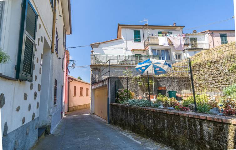 Entire holiday apartment, Modern Apartment with Terrace and Parking 200m from Locanda Agrogallo in Castello (Carro), Carro (Liguria)