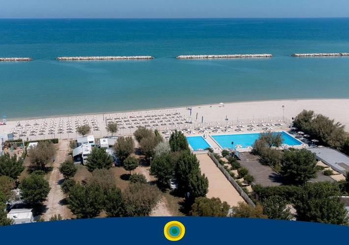 Campeggio per 3 persone, con Terrazza e Giardino nonché Piscina nelle Marche