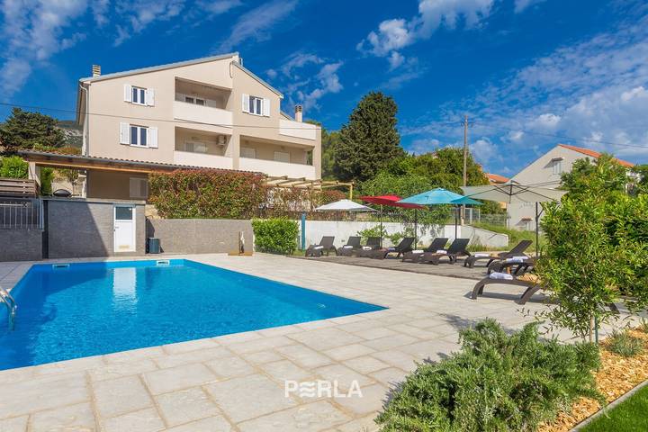 Ganze Wohnung, Ferienwohnung Rose mit großem beheiztem Pool 50m2 und Meerblick in Nerezine auf der Insel Lošinj in Nerezine, Lošinj (Kvarner Bucht)